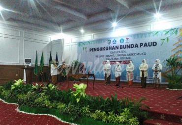 Derta Wahyulin Kukuhkan Lima Bunda PAUD Kabupaten