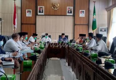 Kepala Kantor Wilayah Kementerian Agama Provinsi Bengkulu, Zahdi Taher saat menggelar putusan keberangkatan CJH Bengkulu, Rabu (9/6/21).
