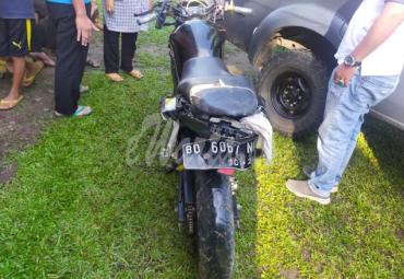 Senggol Motor, Pelajar di Seluma Tabrak Mobil Box