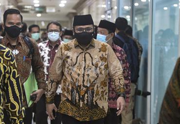 Menag Yaqut Cholil Qoumas berjalan saat akan mengikuti raker dengan Komisi VIII DPR di Kompleks Parlemen, Senayan, Jakarta, Rabu (2/6/2021). - (antarafoto)