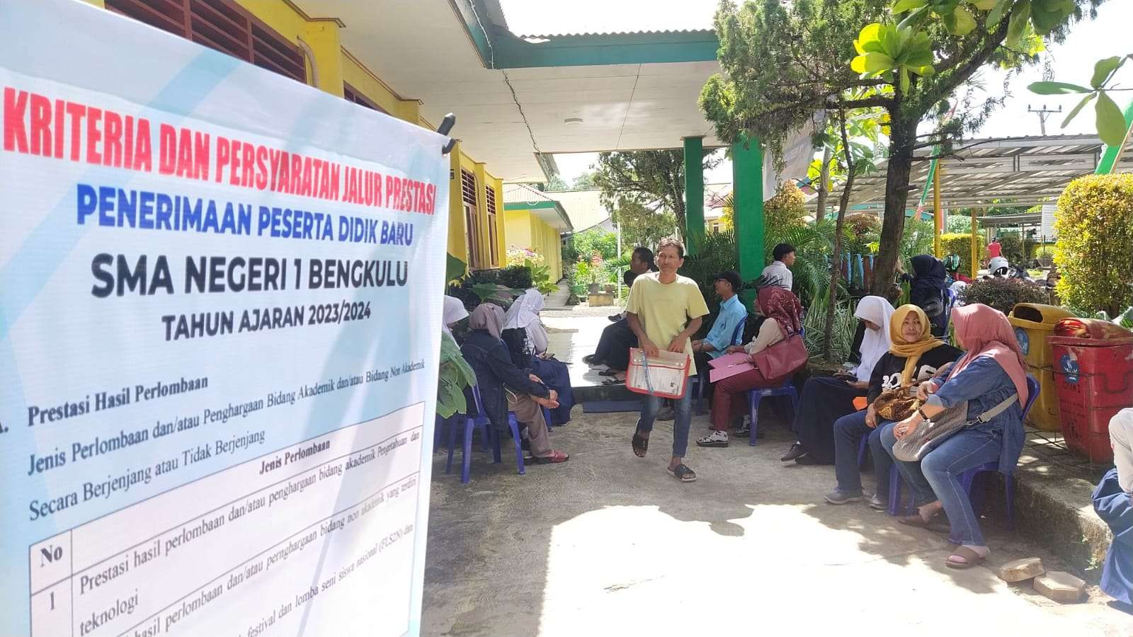 Menjelang pelaksanaan Penerimaan Peserta Didik Baru (PPDB) tahun pelajaran 2024/2025, Komisi VI Dewan Perwakilan Rakyat Daerah (DPRD) Provinsi Bengkulu mengambil langkah proaktif dengan mengundang Dinas Pendidikan dan Kebudayaan (Dikbud) Provinsi Bengkulu. Tujuan pemanggilan ini adalah untuk memastikan kesiapan Dikbud dalam menyelenggarakan PPDB yang transparan, akuntabel, dan bebas dari kecurangan. Hal ini disampaikan oleh Anggota Komisi VI DPRD Provinsi Bengkulu, Zainal, S.Sos, M.Si. Fokus Penting PPDB 2024 Zainal menekankan beberapa poin penting yang akan dibahas dalam pertemuan dengan Dikbud, di antaranya: Pembagian Kuota yang Merata: Memastikan distribusi peserta didik ke sekolah-sekolah secara merata, sesuai dengan kuota yang telah ditetapkan. Hal ini bertujuan untuk menghindari penumpukan siswa di sekolah tertentu dan kekurangan murid di sekolah lain. Pencegahan Kecurangan: Memperkuat pengawasan dan kontrol terhadap proses PPDB untuk mencegah terjadinya praktik kecurangan, seperti suap-menyuap dan titipan peserta didik. Kelancaran Pelaksanaan: Meninjau kesiapan Dikbud dalam menyelenggarakan PPDB, termasuk infrastruktur, sistem pendaftaran, dan sosialisasi kepada masyarakat. Peran Penting Dikbud Zainal menegaskan peran sentral Dikbud sebagai garda terdepan dalam mengawasi dan memastikan kelancaran PPDB 2024. Ia mengingatkan bahwa kecurangan dalam PPDB dapat merusak masa depan peserta didik dan mencoreng dunia pendidikan di Bengkulu. Kerjasama dan Kepedulian Lebih lanjut, Zainal mengajak seluruh pihak terkait, termasuk orang tua, untuk bersama-sama mengawasi dan mendukung pelaksanaan PPDB 2024. Ia berharap dengan kerjasama dan kepedulian semua pihak, PPDB tahun ini dapat berjalan lancar dan tanpa hambatan, sehingga peserta didik baru dapat diterima di sekolah yang mereka pilih. Informasi Tambahan Berdasarkan informasi dari laman Pemprov Bengkulu, pendaftaran PPDB 2024 telah dibuka pada tanggal 6 Mei 2024 dan akan ditutup pada tanggal 7 Juli 2024 mendatang. Harapan untuk PPDB 2024 DPRD dan seluruh