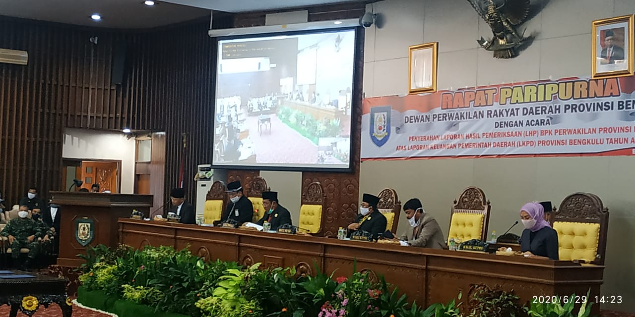 Rapat Paripurna DPRD Provinsi Bengkulu dengan agenda penyerahan LHP BPK kepada Pemerintah Provinsi (Pemprov) Bengkulu, Senin (29/6).