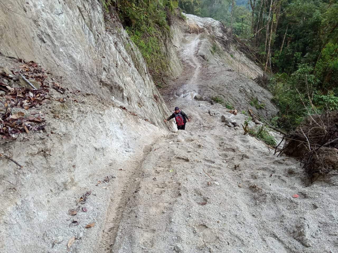 Jalan menuju ke Kecamatan Rampi