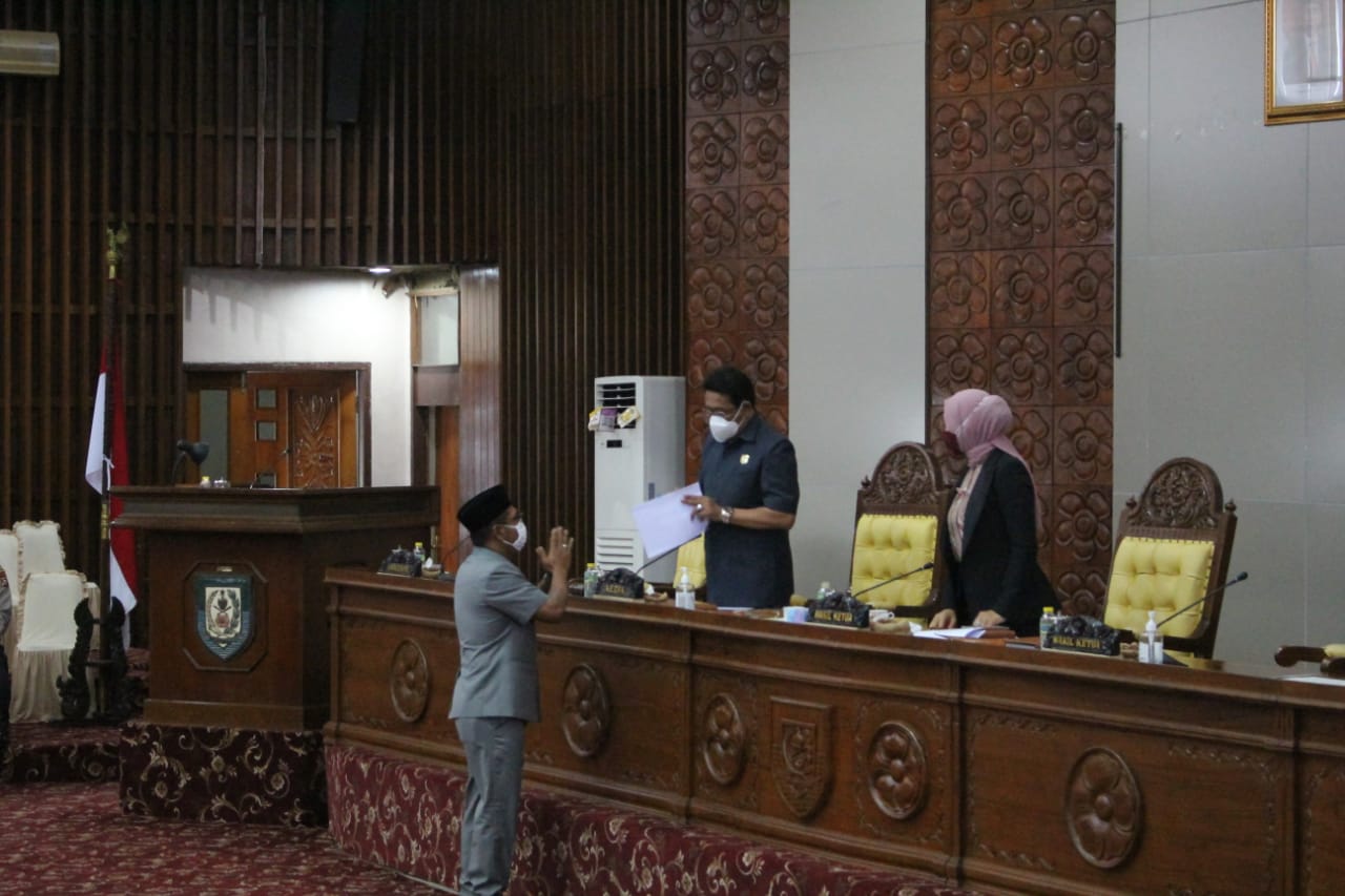Dedy Ermansyah Sampaikan Nota Penjelasan Gubernur Atas Raperda RAPBD 2021