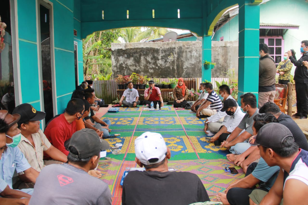 Di Bengkulu Utara, Rohidin Berdialog Soal Nelayan Trawl
