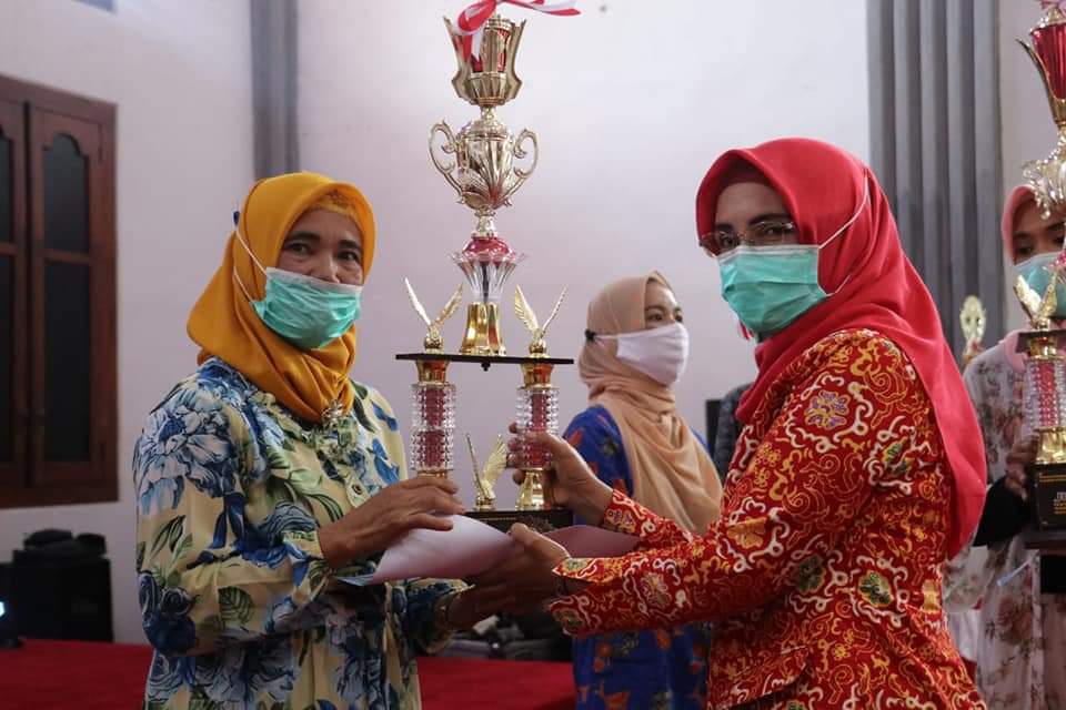 Bupati Mukomuko Berikan Penghargaan Pemenang Festival Kapuang Sati Ratau Batuah 2021