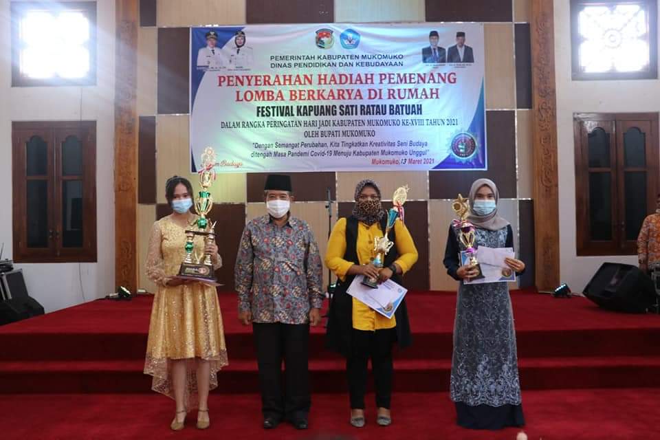 Bupati Mukomuko Berikan Penghargaan Pemenang Festival Kapuang Sati Ratau Batuah 2021