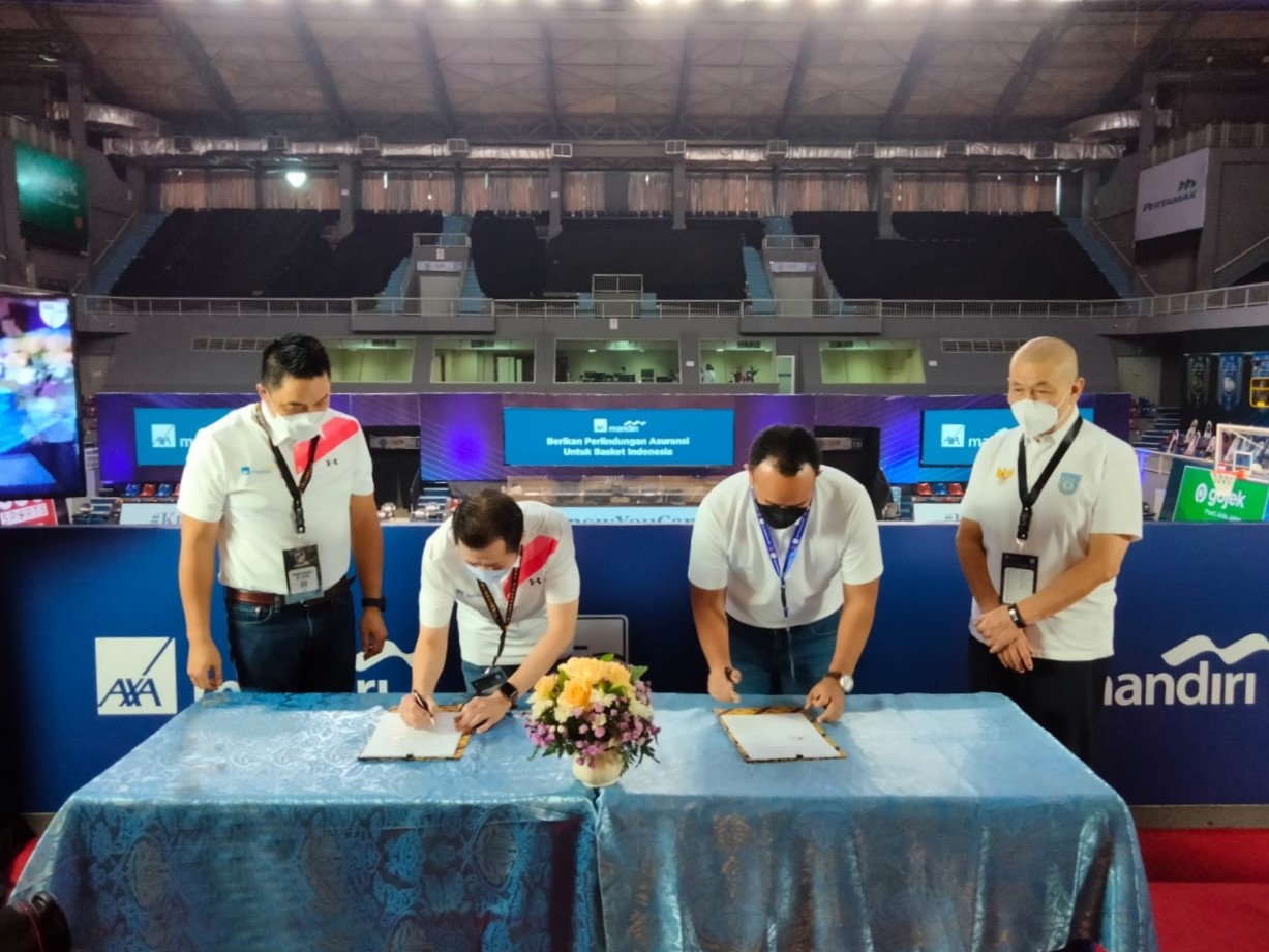 (ki-ka) Rudi Nugraha, Direktur AXA Mandiri, Danny Kosasih, Ketua Umum PP Perbasi, Handojo G. Kusuma, Presiden Direktur AXA Mandiri, Junas Miradiarsyah, Direktur Utama IBL, Rizky Effendi, atlet basket dari NSH dalam acara penandatanganan kemitraan AXA Mandiri dengan Indonesian Basketball League 2021 pada hari kedua playoff (24/5). Melalui kerja sama ini, AXA Mandiri turut memberikan dukungan melalui manfaat asuransi bagi para atlet, pelatih, hingga official klub IBL.