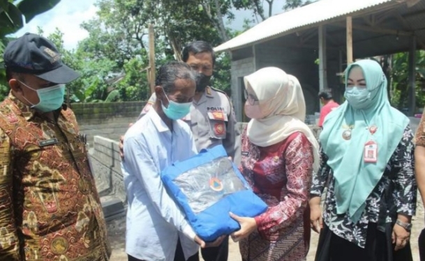 Bupati Blitar Berkunjung  Beri Bantuan pada Warga Terdampak Bencana