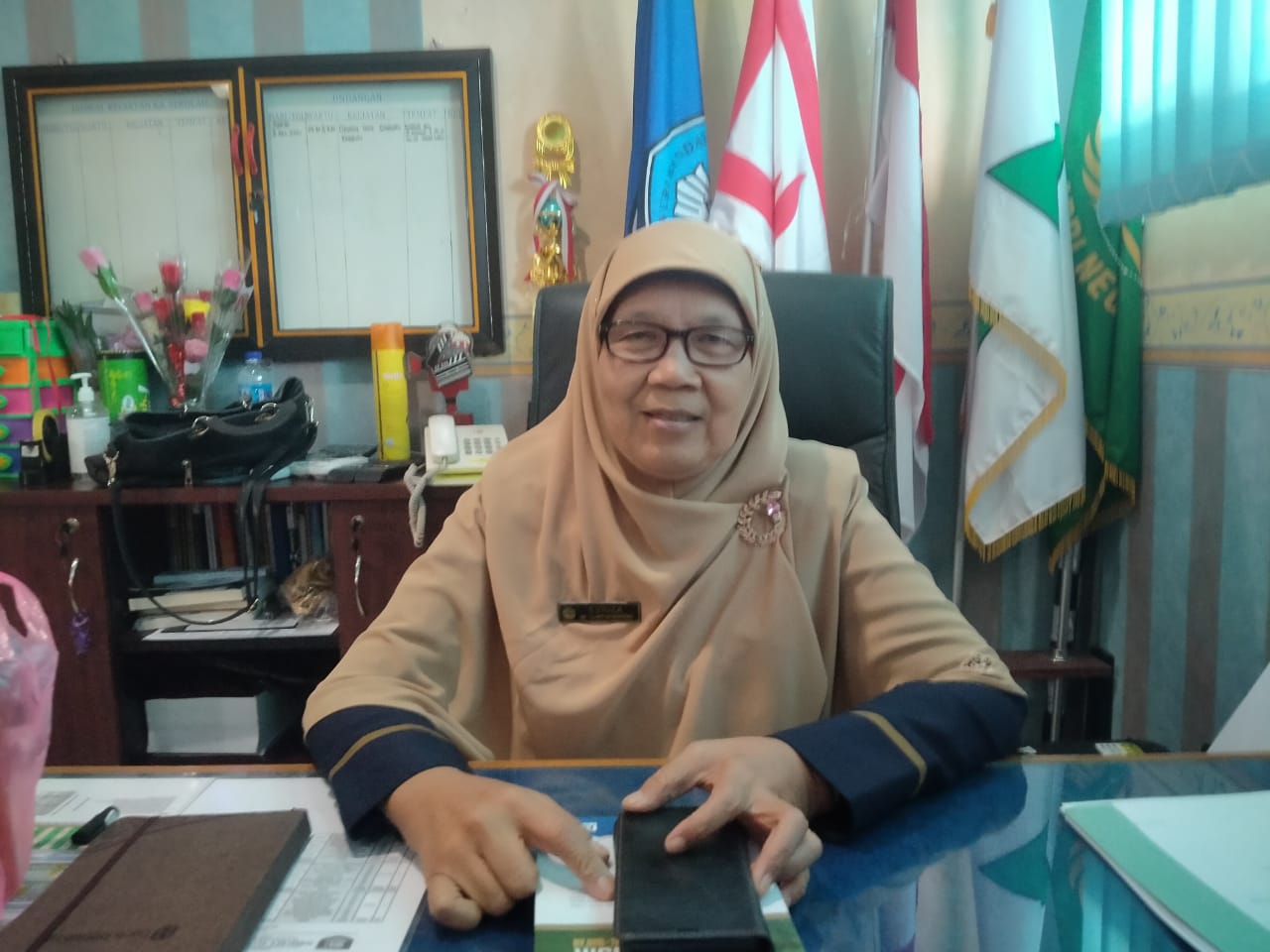Kepala SMKN 1 Dra Hj Evriza, M.Pd