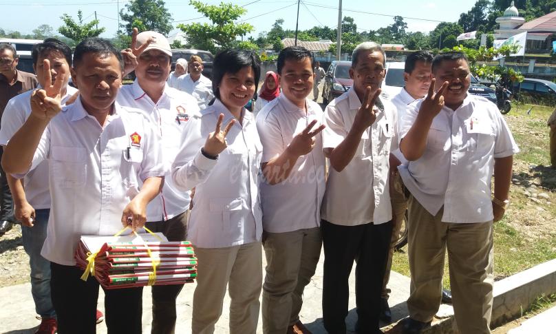 Partai Gerindra saat datangi KPU Seluma, Kembalikan Berkas