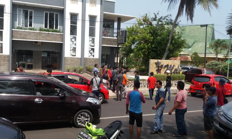Suasana Demo saat sedang memanas dan hampir ricuh