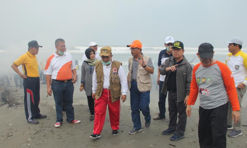 Bersama dalam Aksi Bersih Pantai Bengkulu
