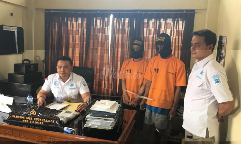 Satnarkoba saat jumpa pers tersangka dan barang bukti