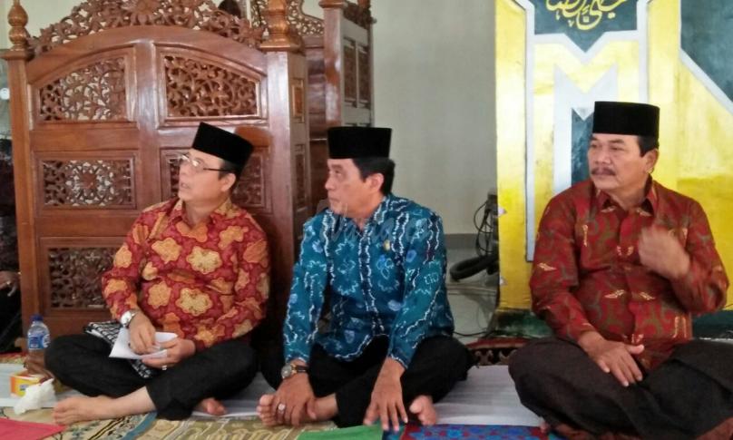 Bupati Seluma H. Bundra Jaya, MH (Kiri) di dampingi Wakil Bupati Drs Suparto, M. Si (Kanan) dan Kepala Kemenag Kabupaten Seluma Haji Herman Yatim (Tengah)