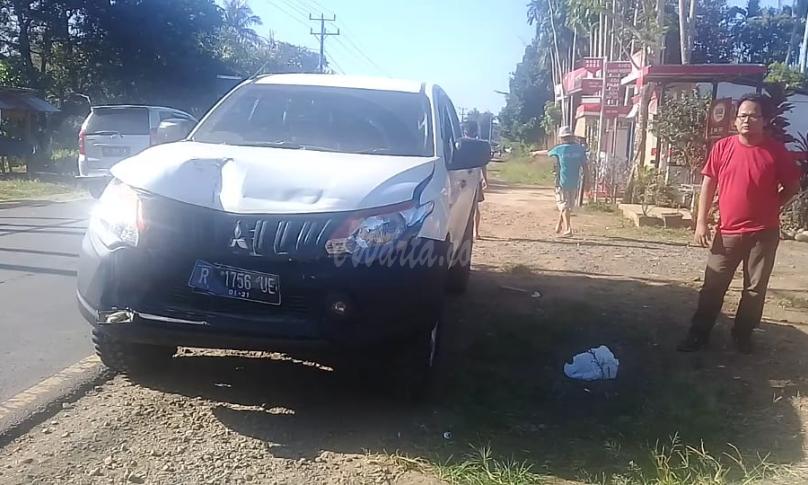 Mobil Strada yang mengalami penyok di bagian depan
