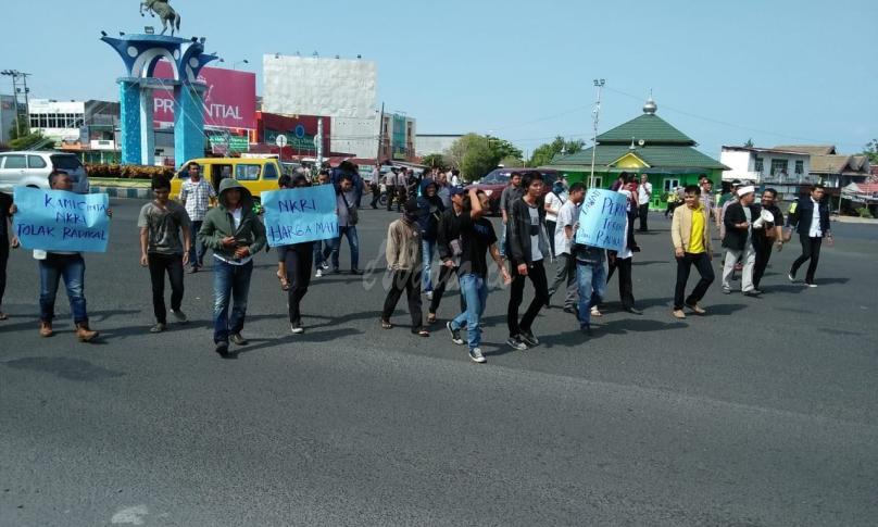 Massa Konsornas saat melakukan orasi di Simpang Lima Bengkulu