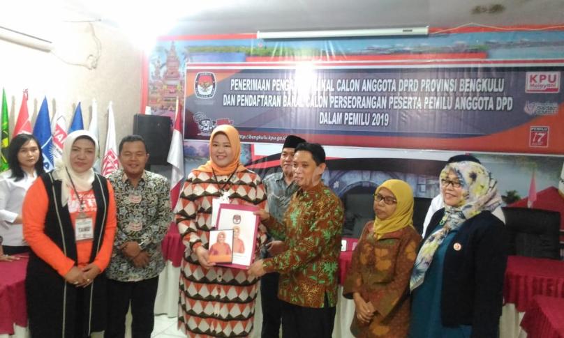 Ketua KPU Provinsi Bengkulu, Irwan Syaputra saat menerima Balon Riri Damayanti