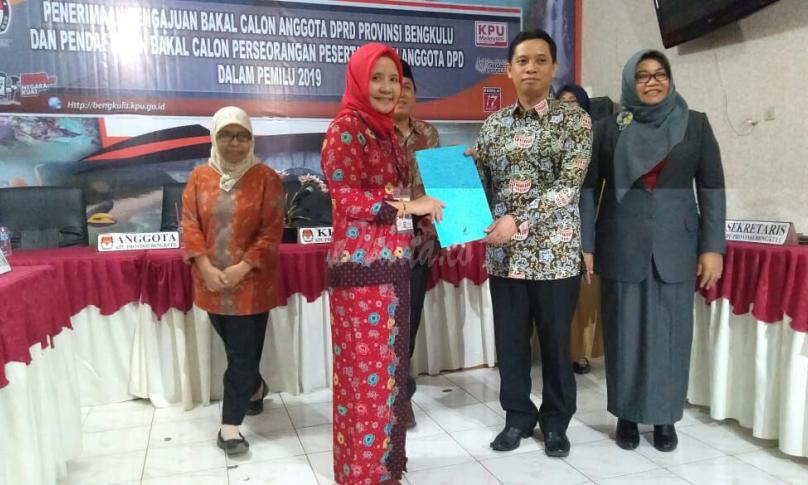 Ita Jamil Saat Menyerahkan Berkas Pendaftaran