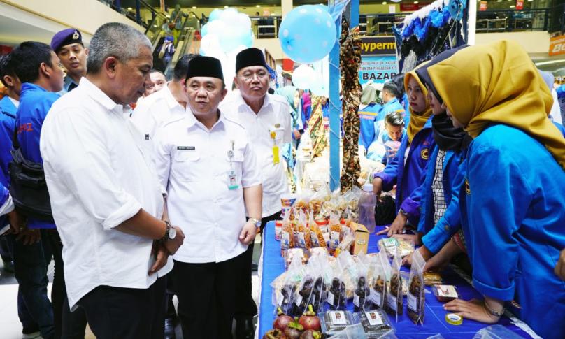 Bazar-Sekretaris Daerah Provinsi Bengkulu Nopian Andusti membuka Bazar Kuliah Kerja Nyata (Kukerta) Periode 29 Universitas Hazairin..