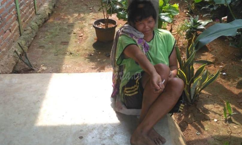 Orang sakit jiwa saat akan di bawa ke RSJKO