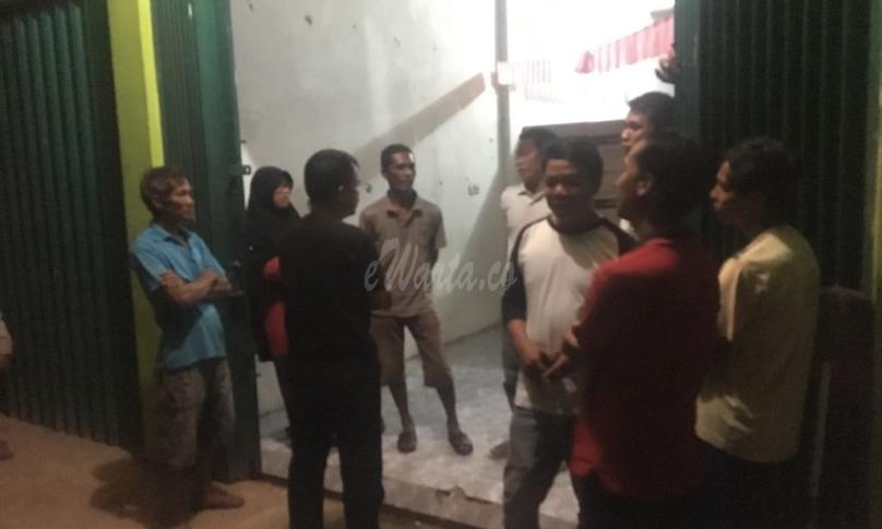 Puluhan warga mendatangi Toko Elektronik yang sudah kosong 