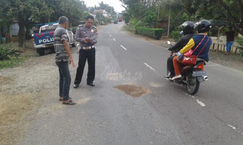 Seorang warga sedang menunjukan tempat kejadian perkara