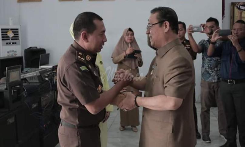 Bupati Seluma dan Kajari Tais lama tampak akrab bersalaman sambil bercengkrama (H. Bundra Jaya dan Ardito Muardi)