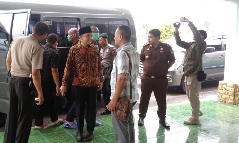 Husni Thamrin CS turun dari mobil tahanan