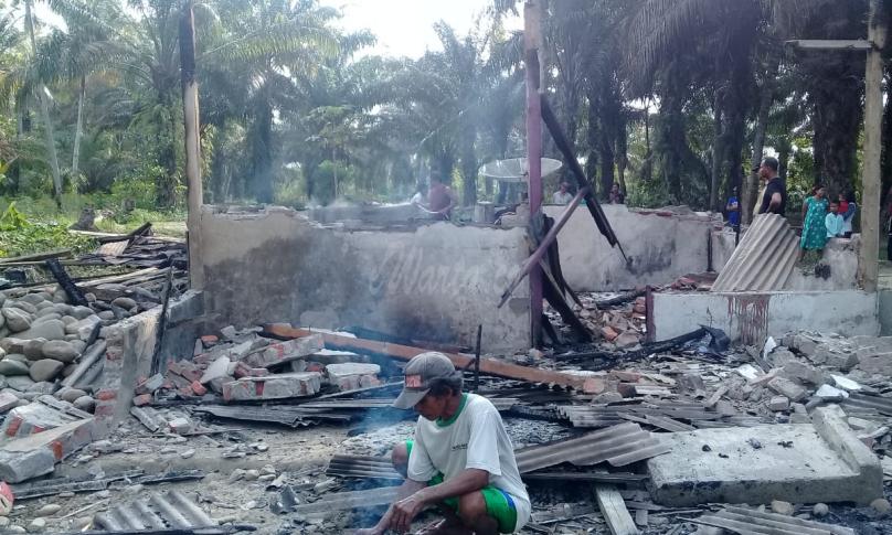 Puing-puing sisa kebakaran rumah milik Yayan Suryana