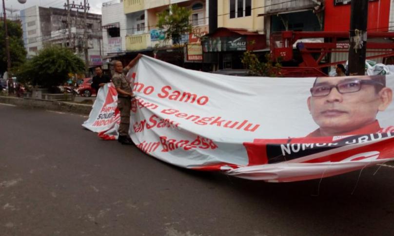 Salah Satu Baliho yang diturunkan Panwaslu Kota Curup