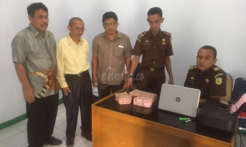 Foto pengembalian uang sebesar 363 juta Rupiah kerugian negara kepada Kejari Tais oleh tersangka Kepala Sekolah SMKN 6 Seluma (Fredi Emrimal)