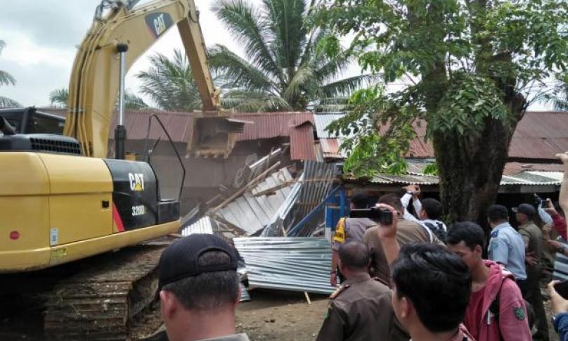 Pembongkaran warem di eks sungai hitam