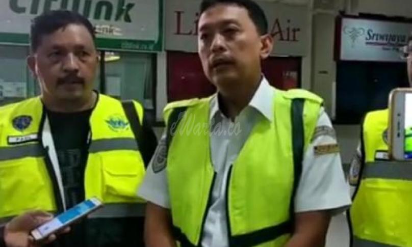 Kepala Bandara Fatmawati Anies Wardana saat memberikan keterangan kepada awak media