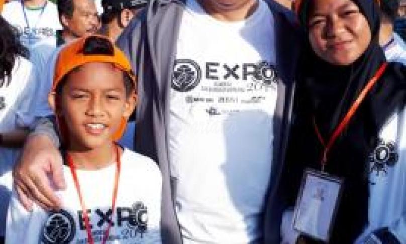 Menteri PDT dan Transmigrasi Eko Putra Sandjojo menyempatkan foto bersama anak-anak peserta jalan sehat