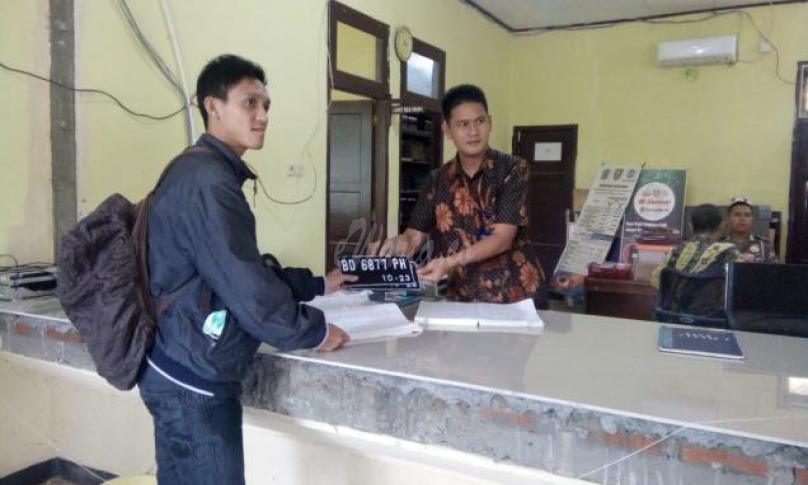Salah satu masyarakat usai membayar pajak