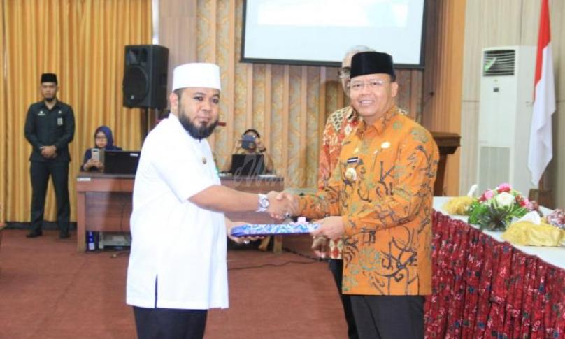 Penyerahan DIPA dari Gubernur Bengkulu Dr. H Rohidin Mersyah kepada Walikota Bengkulu H. Helmi Hasan