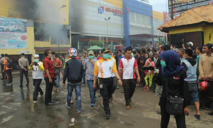 Gubernur Bengkulu Haji Rohidin Mersyah saat meninjau lokasi kebakaran