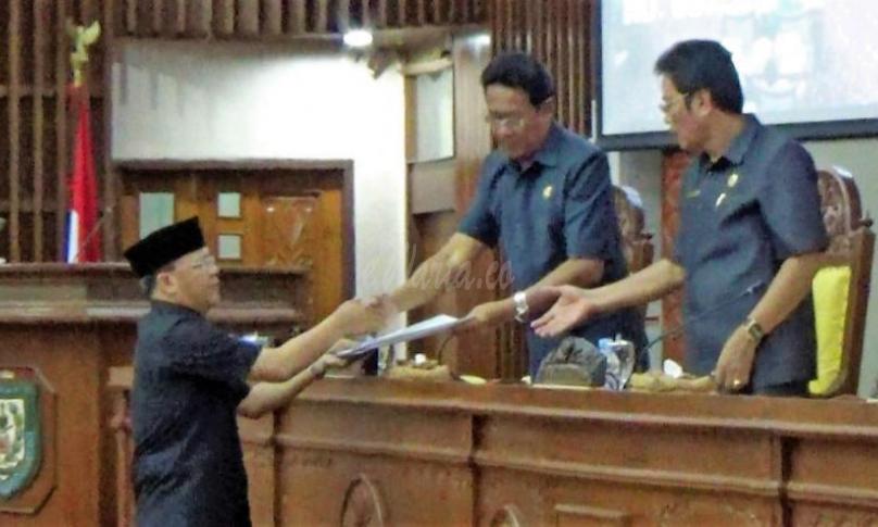 Plt Gubernur menyerahkan 2 Raperda kepada pimpinan DPRD Provinsi