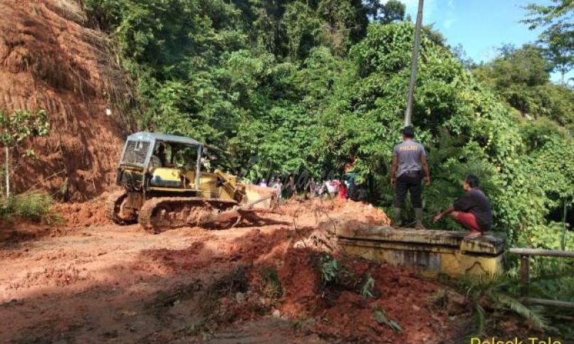 Pembersihan tumpukan longsoran tanah