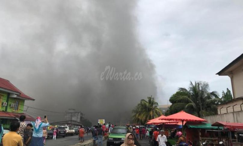 Asap hitam terus mengepul di atas langit Pasar Tradisional Modern Bengkulu