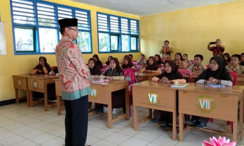 Foto saat Kepala Dinas Dikbud mengunjungi salah satu sekolah di jajaranya