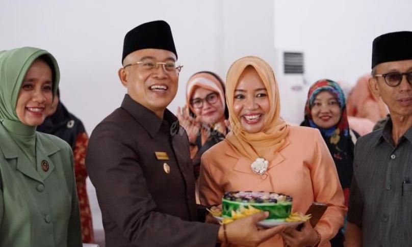 Plt Bupati Bengkulu Selatan foto bersama Ketua DPRD, Unsur FKPD, Ketua dan Anggota Dharma Wanita Persatuan