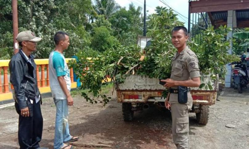 Petugas Satpol PP Bengkulu Selatan menunjukan barang bukti warga yang membuang sampah sembarangan