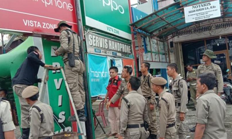 Petugas membongkar paksa papan reklame tak bayar pajak
