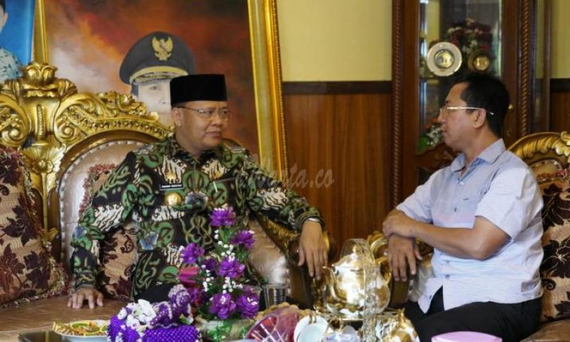 Gubernur Bengkulu (H Rohidin Mersyah) kelihatan asyik bercengkrama dengan UJH