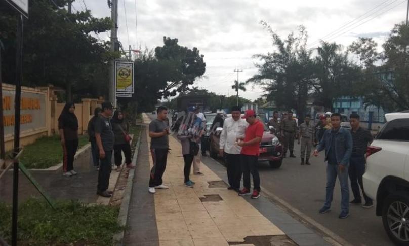Wawali turun dan ikut serta pemasangan plang papan larangan berjualan di trotoar dan badan jalan