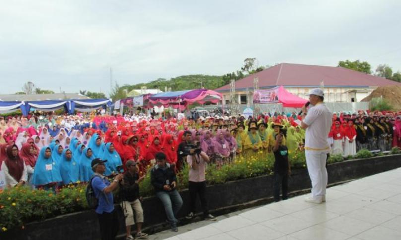 Rohidin Mersyah membuka langsung jalan sehat kreasi Muslimah Bersyar'i