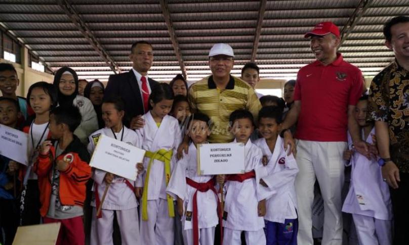 Peserta karate cilik foto bersama Gubernur Bengkulu (Dr H. Rohidin Mersyah) 