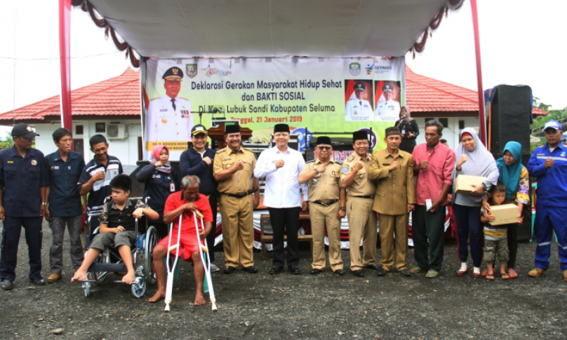 Gubernur Bengkulu Rohidin Meryah foto bersama dengan Wakil Bupati Seluma Suparto